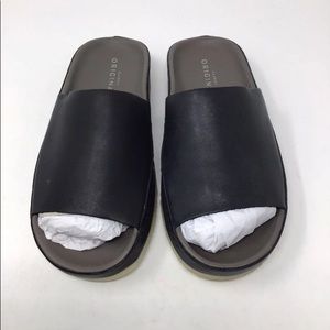 Clarks sz 6 black leather slides are in EUC
